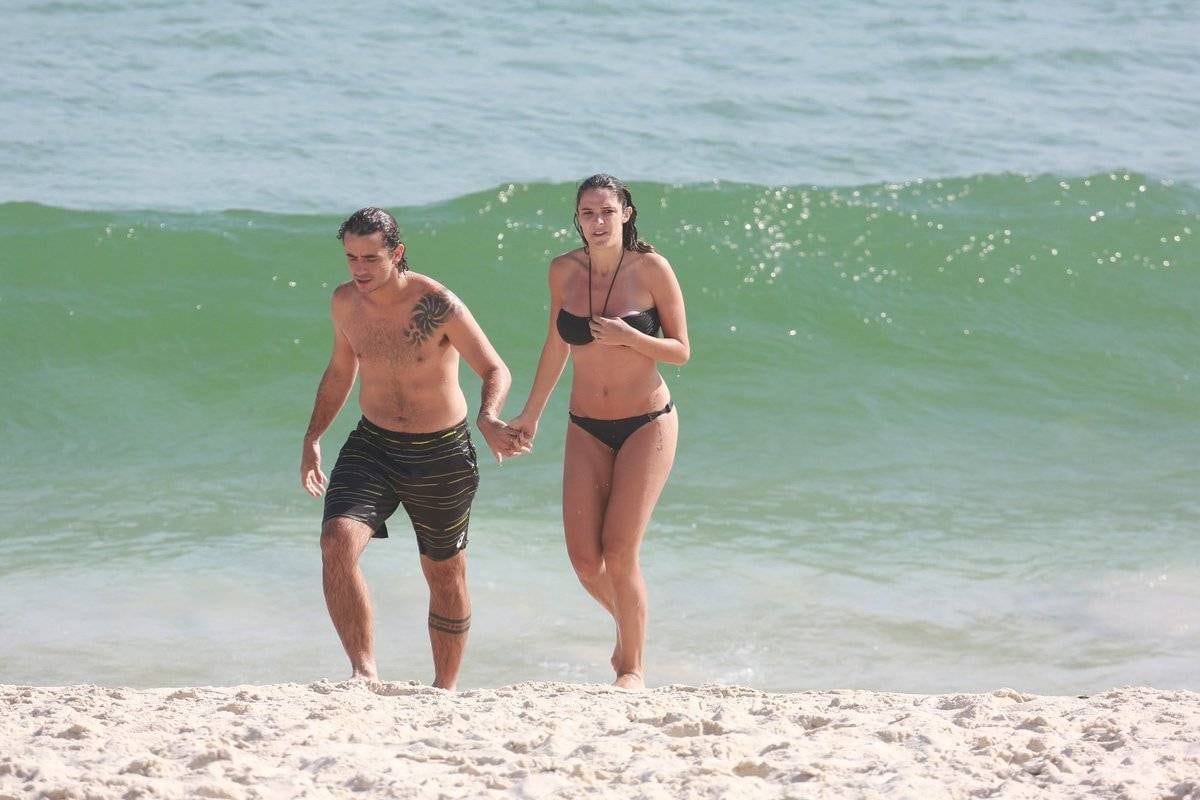 Rafa Brites e Felipe Andreoli curtem dia de sol em praia do Rio de Janeiro