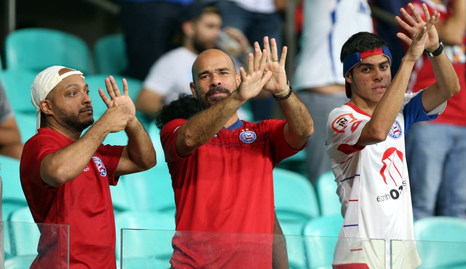 Com dois gols anulados pelo VAR, torcedores do Bahia mostram indignação