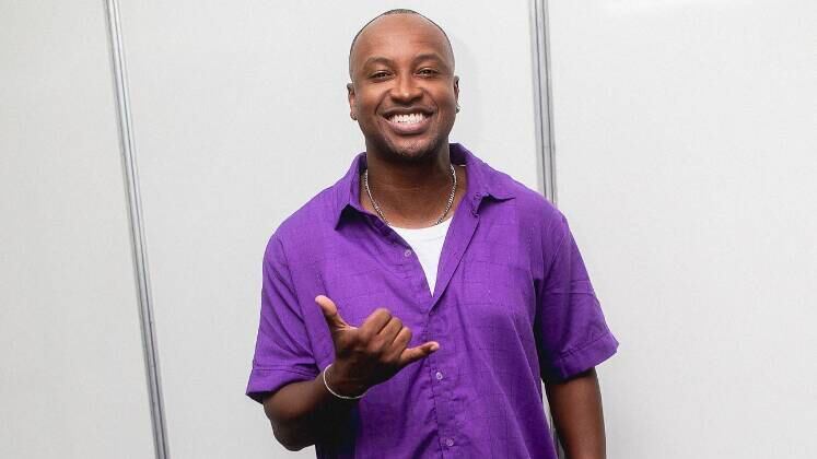 Thiaguinho encontra mulher misteriosa que o ajudou no começo da carreira

Ao chegar ao Rio de Janeiro, em 2002, sem dinheiro nem lugar para ficar, Thiaguinho foi acolhido por Isabel, que o acompanhou e o levou para comer. Mas ele nunca conseguiu agradecer por tudo. Mais de 20 anos depois, o cantor fez um apelo em uma entrevista recente para reencontrá-la. A Hora da Venenosa localizou a mulher e entrou em contato com ela. Isabel mandou um vídeo para o cantor em que disse que não queria nada em troca e afirmou: "Temos que fazer o bem sem olhar a quem". Thiaguinho se pronunciou em suas redes sociais, respondendo e garantiu um futuro reencontro dos dois