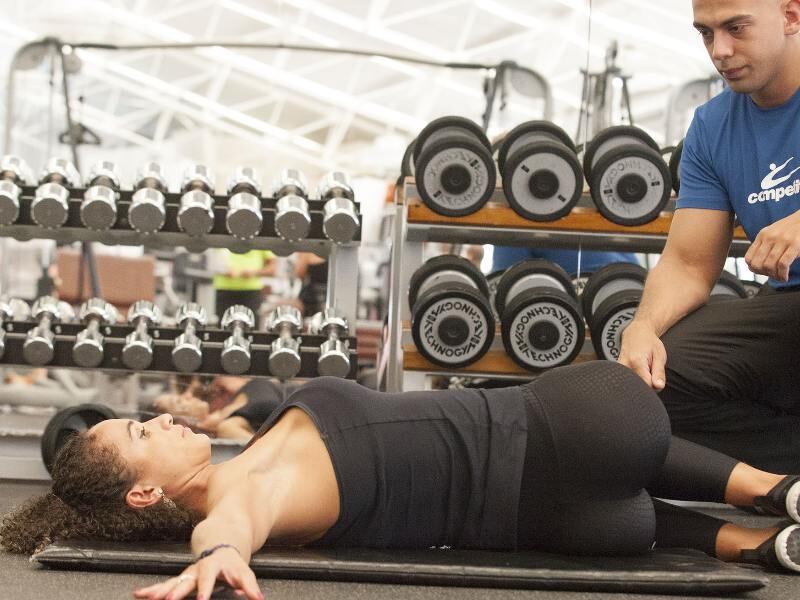 Deitado, de barriga para cima, deixar as pernas
juntas de um lado e virar o tronco para o lado oposto as pernas
Celulares podem ser os vilões da dor nas costas
