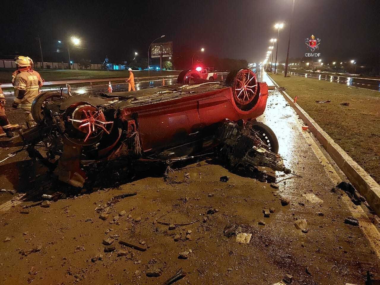 Carro fica destruído após capotamento na Epia Sul. 