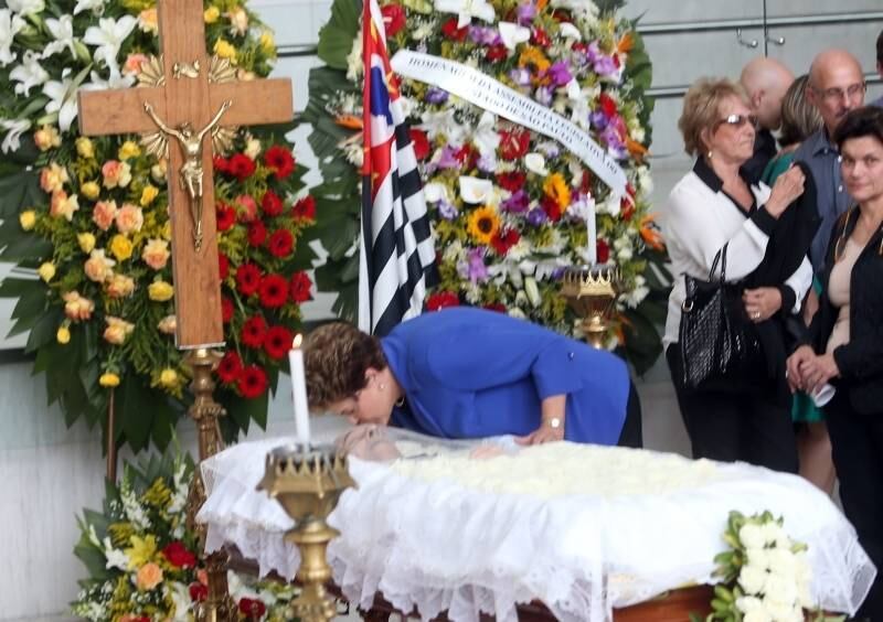 A presidente Dilma Rousseff compareceu ao velório do ex-ministro da Justiça,
Márcio Thomaz Bastos, na Assembleia Legislativa do Estado de São Paulo,
nesta quinta-feira (20). Bastos
morreu aos 79 anos. Ele estava internado no
hospital Sírio Libanês, em São Paulo, para tratamento de problemas no
pulmão