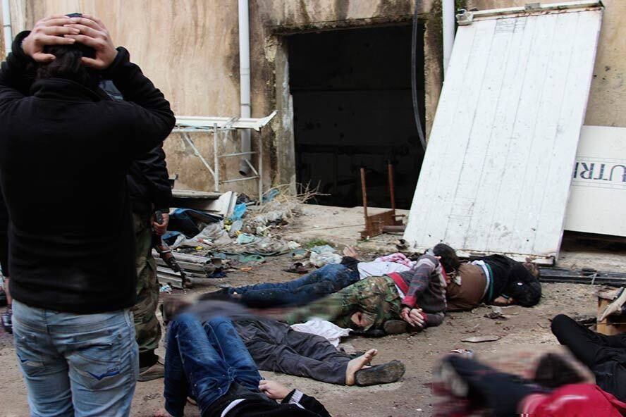 No quartel do EIIL, os rebeldes
encontraram vários corpos de presos que provavelmente foram executados antes de
os militantes abandonarem o local. O OSDH confirmou que os radicais da Al Qaeda
mataram dezenas de civis e de insurgentes que tinha capturado, mas que ainda
não conseguiu uma documentação precisa sobre a situação