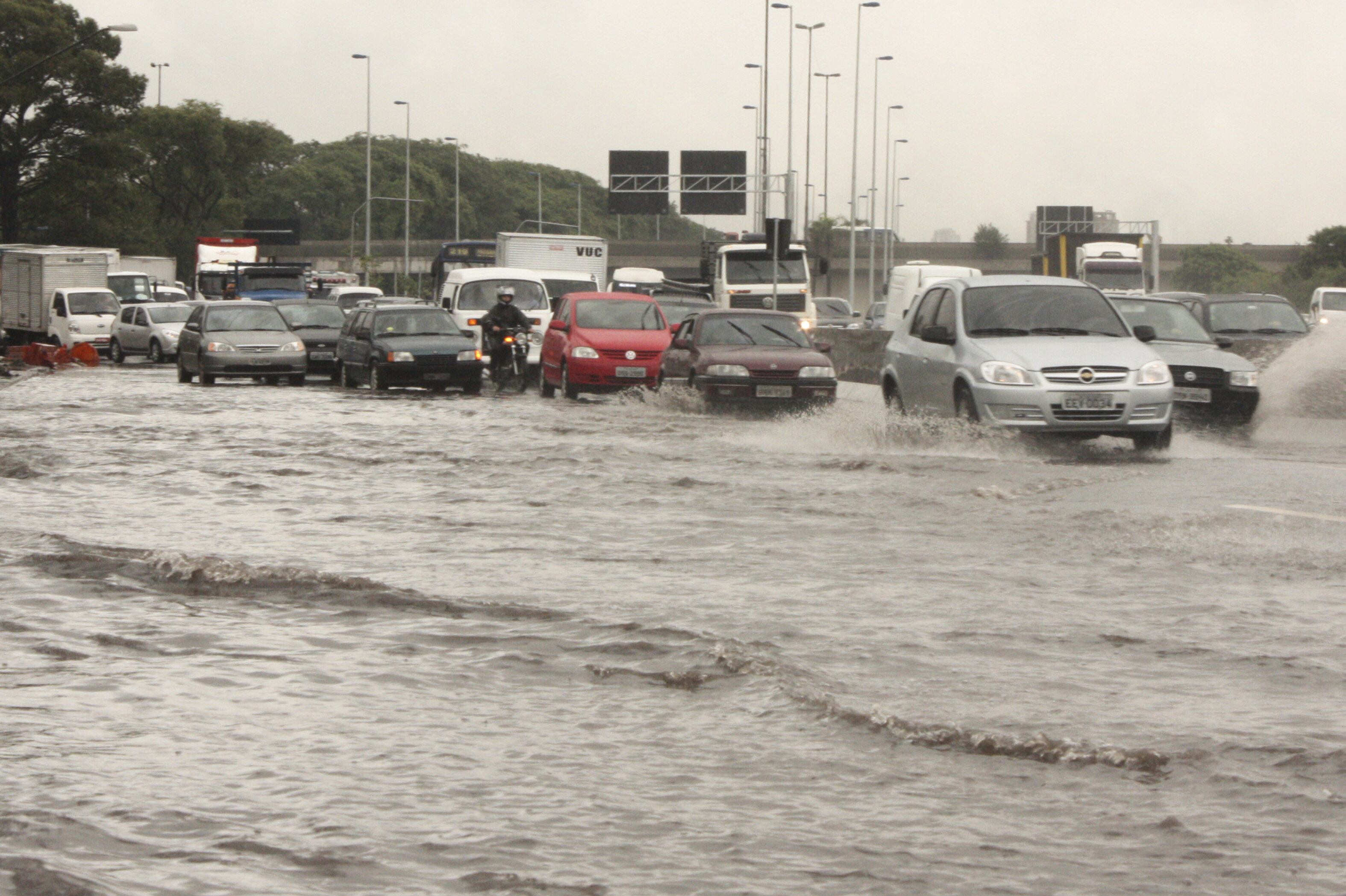 Ponto de alagamento na marginal Tietê, nas imediações da ponte do Tatuapé, na zona leste de São Paulo