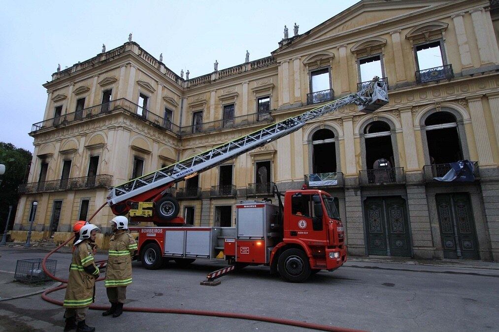 Fogo foi controlado na madrugada desta segunda