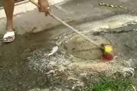 Homem lava local onde vítima caiu e recebeu golpes de faca