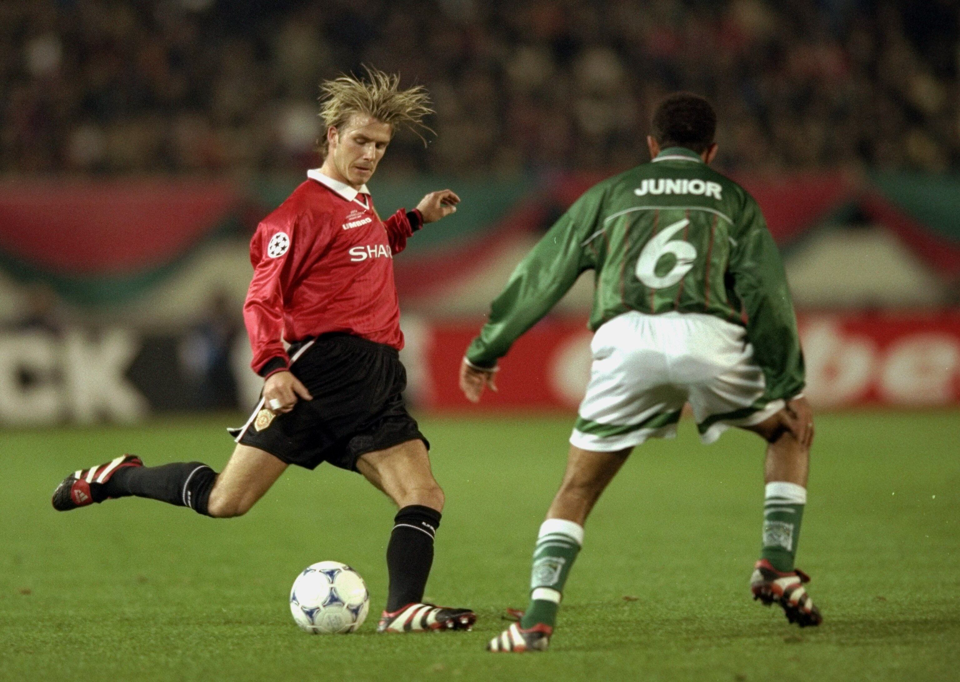 O mesmo vale para o lateral Júnior, pentacampeão com a seleção brasileira em 2002. Apesar da inegável qualidade do brasileiro, é no mínimo estranho vê-lo marcando David Beckham. O lance inusitado aconteceu na final do Mundial Interclubes de 1999