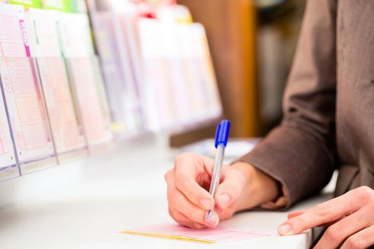 Os números da sorte de Gambles, administrador escolar de 65 anos, nas duas ocasiões, foram 01-06-12-14-25
Repórter visita cidade que teve mais de 40 ganhadores de loteria em um ano