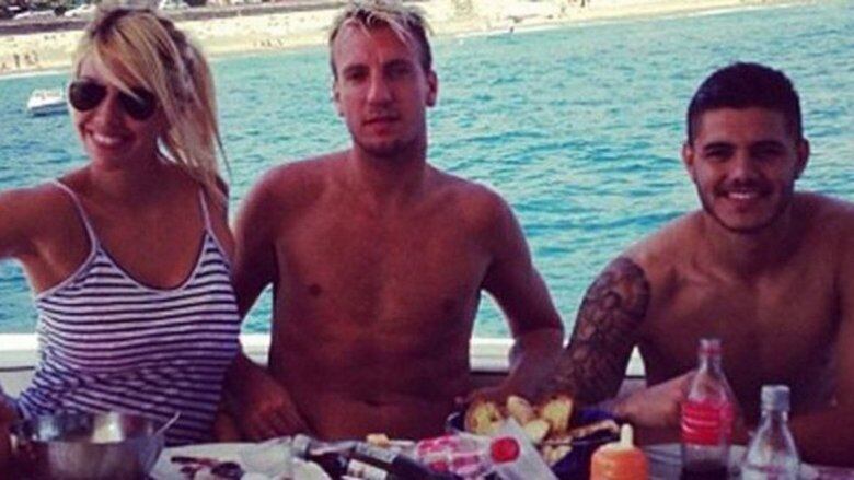 O triângulo amoroso formado por Wanda Nara, Mauro Icardi e Maxi López mais uma vez está dando o que falar. Segundo o programa Radio 10, da Argentina, a máfia italiana teria se oferecido para dar um "susto" em Icardi depois que ele "roubou" a mulher do melhor amigo.

Em 2014, quando defendia o Catania, Maxi foi procurado por alguns mafiosos. "Quer que quebremos as pernas dele? Quer que ele não possa mais jogar futebol?", foram as "ofertas" feitas a ele

Assista aos programas da Record na íntegra no R7 Play