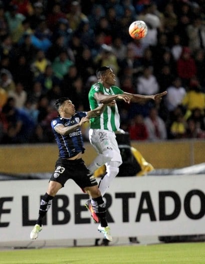 Após o título da Libertadores, o Atlético Nacional será o principal alvo dos times brasileiros nesta janela de transferência. Outro jogador do time colombiano que interessa ao Alvinegro é o atacante Berrío. No entanto, a diretoria da equipe verde e branca pediu R$ 17 milhões pelo jogador, valor considerado alto pelos cartolas brasileiros. Ainda assim, os santistas não perdem a esperança de contar com o jogador para a Libertadores