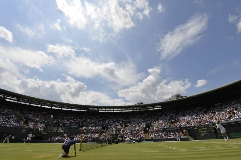O tenista
Roger Federer da Suíça saca durante partida contra o espanhol Tommy Robredo, no
Campeonato de Tênis de Wimbledon, em Londres