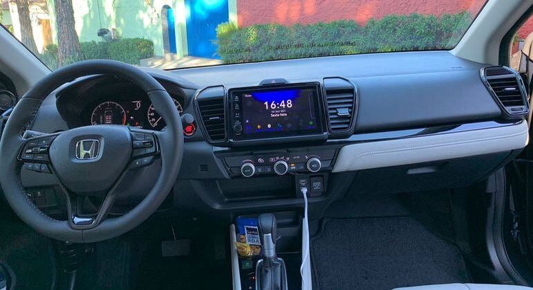 Sedã ganhou uma nova central multimídia