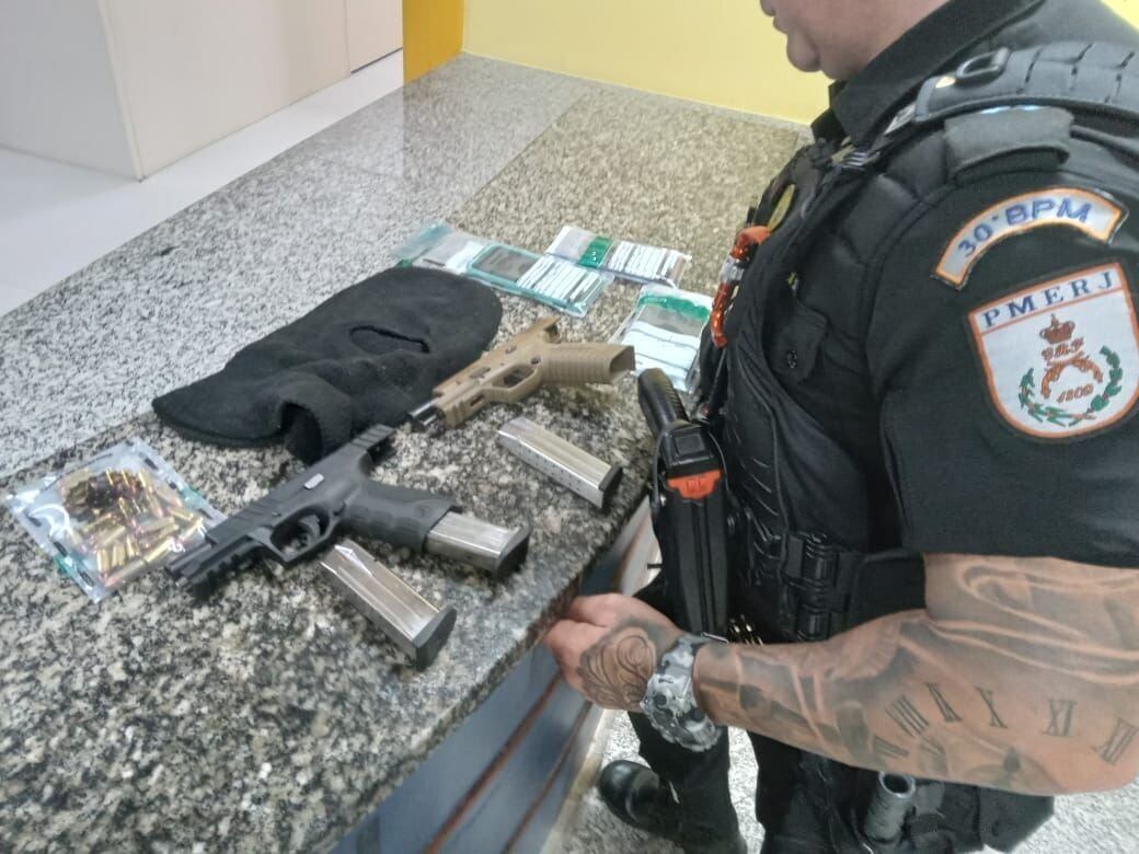 Duas pistolas e três celulares foram apreendidos na ação

