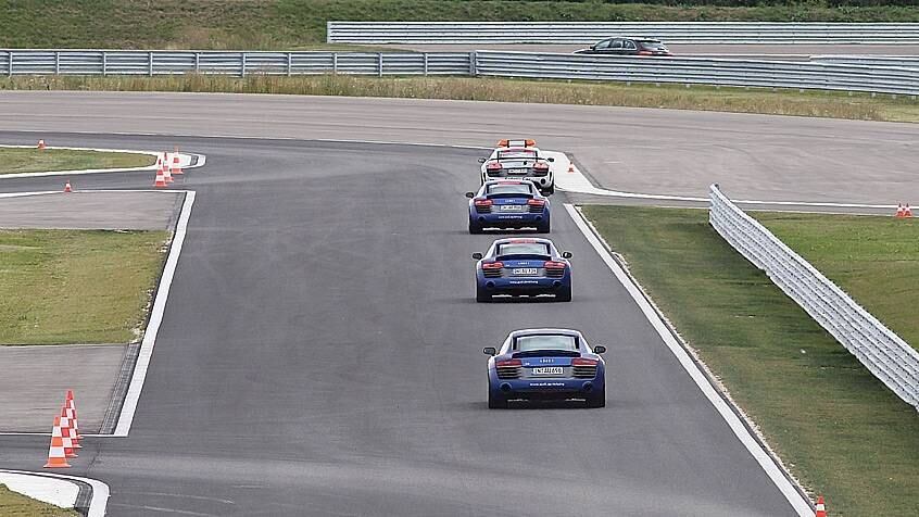 É sonho? O elenco foi convidado a dar uma voltinha e testar as máquina antes de escolher qual delas levar para casa