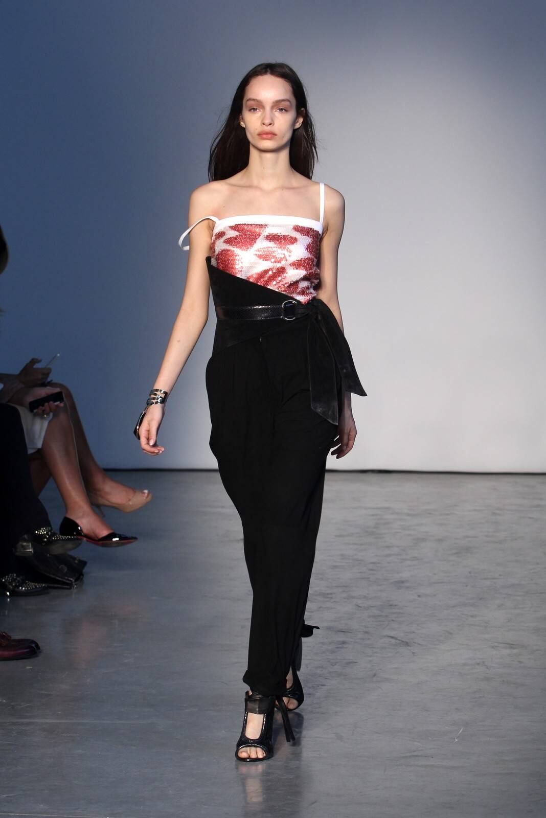 O segundo dia de desfiles da temporada inverno 2015 da São Paulo Fashion Week começou com a coleção do estilista Pedro Lourenço, nesta terça-feira (4). As modelos entraram na passarela após uma hora de atraso e vestiram peças feitas de diferentes materiais, que iam desde os trabalhos com paetês até detalhes com argolas de meta. Além dos casacos e saias que deram um ar sexy à coleção, as sandálias com saltos largos, arredondados e amarrações no tornozelo também foram destaque na passarela