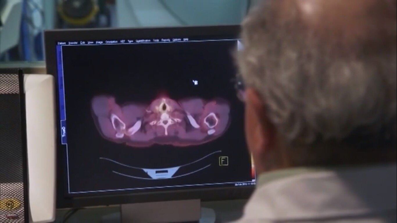 Médico observa resultado de exame de paciente