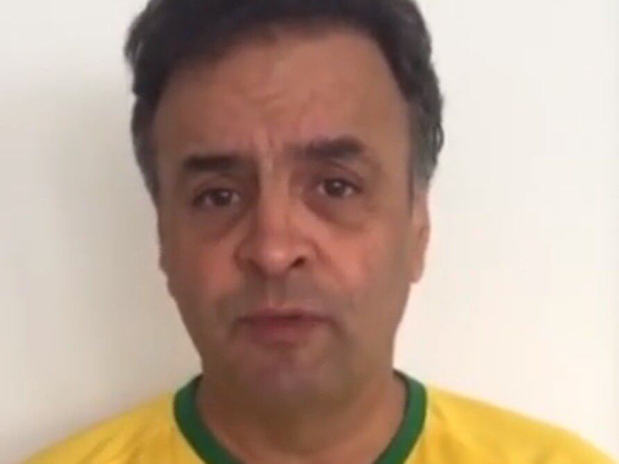 Da sua janela em Ipanema, Aécio acenou para os manifestantes