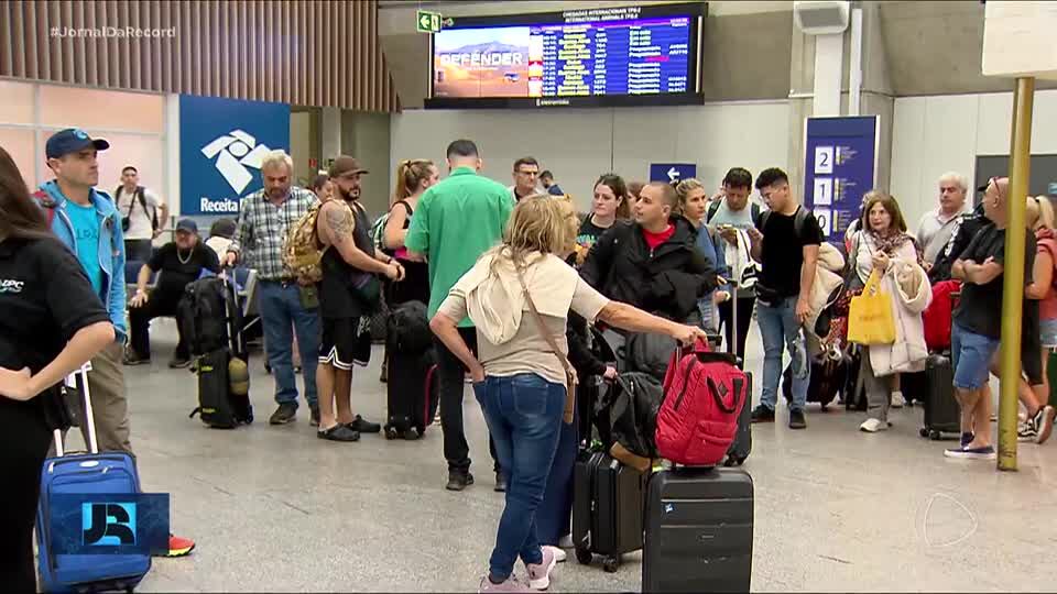 Greve faz passageiros de aeroportos do RJ esperarem até cinco horas para ter bagagens liberadas