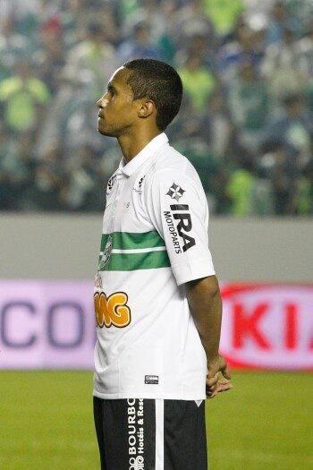 Jonas jogou no Coritiba entre 2011 e 2012, tempo suficiente para colecionar dois fracassos em duas decisões de Copa do Brasil. Em 2012, o Coritiba era favorito para a final contra o Palmeiras, Jonas era um dos destaques da equipe, que perdeu o primeiro jogo por 2 a 0 na Arena Barueri e empatou em 1 a 1 em pleno Couto Pereira