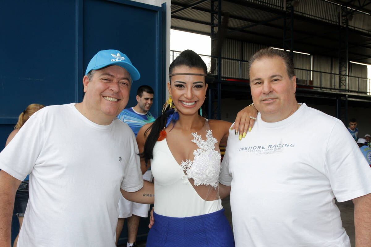 Cinthia Santos, nova rainnha de bateria da Águia de Ouro,  promove churrasco para membros da bateria