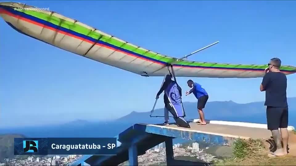 Minuto JR: Homem de 54 anos morre na queda de uma asa delta em Caraguatatuba, em SP