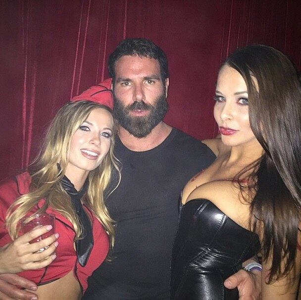Não é sempre que o playboy do pôquer se dá bem na balada com a mulherada. Em sua conta do Instagram, Dan Bilzerian publicou uma foto ao lado de duas beldades, mas dizendo que nenhuma delas deu bola para seus "encantos". Sobrou para os fanfarrões da web tirarem uma onda com o ostentador, dizendo que ele só é charmoso quando exibe sua fortuna
