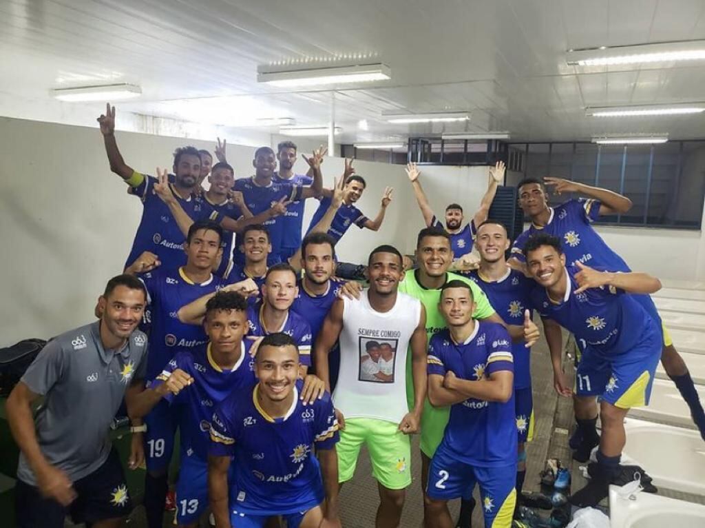 Jogadores do Palmas comemoram avanço na Copa Verde e ida a Goiânia (GO)