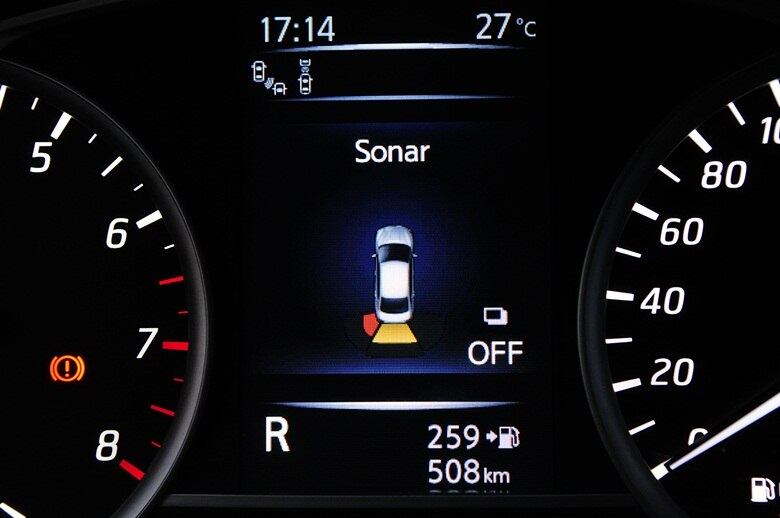 A telinha tem ótima definição e exibe gráficos como o de sensores de obstáculos traseiros, que ajudam nas manobras