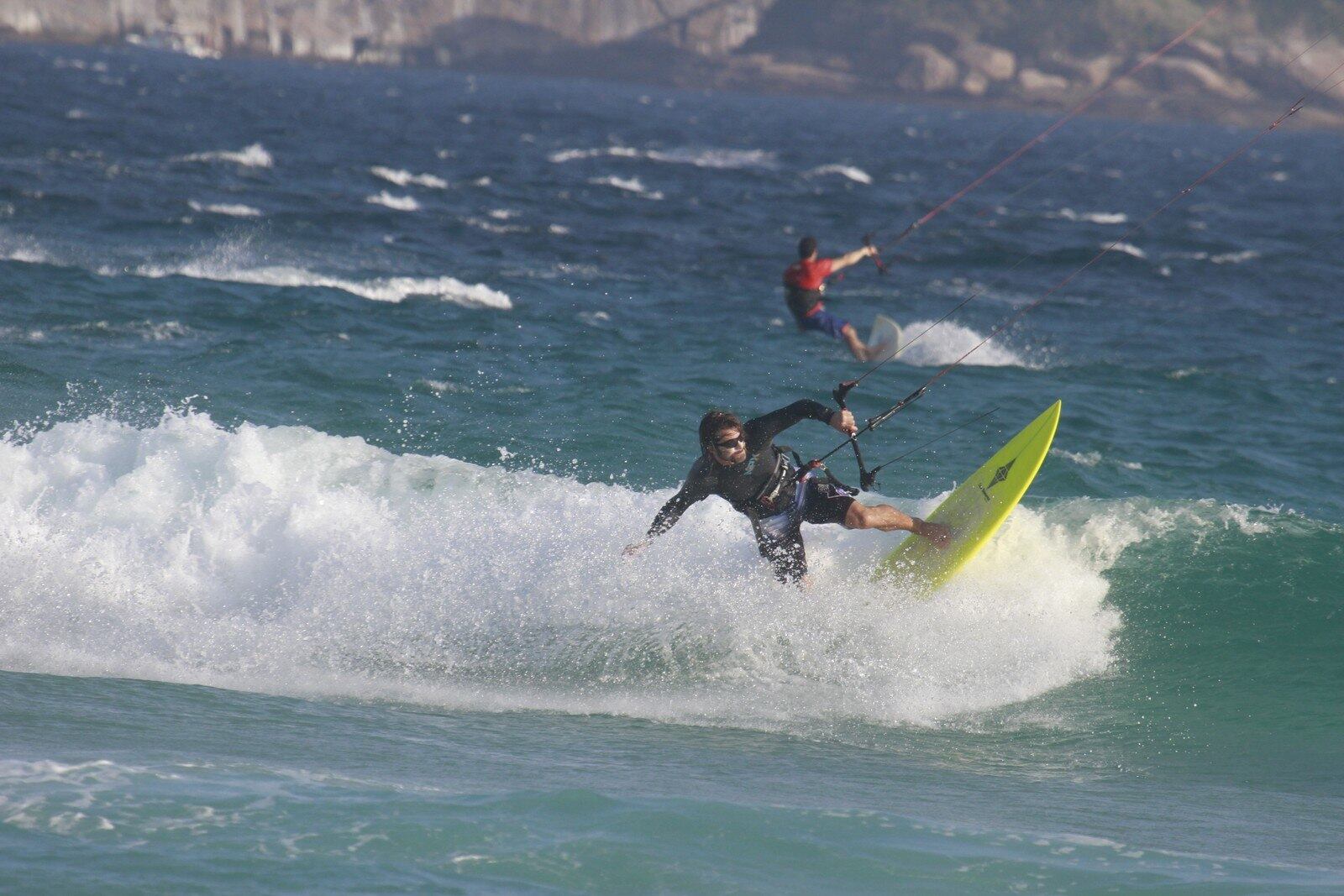  Cláudio Heinrich pratica manobras incríveis de  kitesurf em praia do Rio de Janeiro