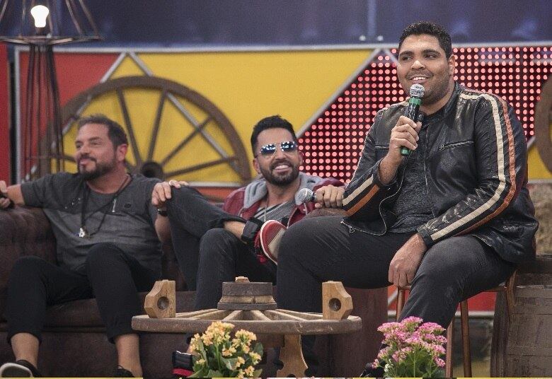 No Legendários desta sexta-feira (1°), Latino, Paulo Vieira e Conrado se divertem no camarote VIP enquanto assistem aos participantes do quadro Intelijegue