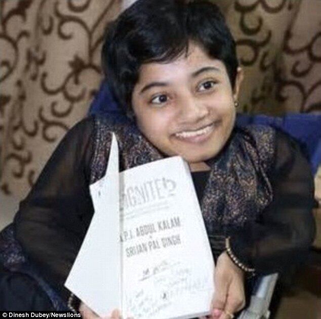 Dhanya tinha apenas dois meses de idade quando, chorando constantemente, seus pais a levaram de volta para o hospital e os médicos descobriram uma fratura na coxa