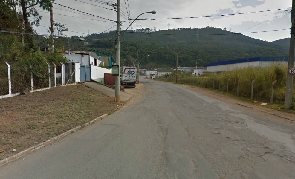 Fogo fez com que parte do teto e das paredes desabassem; motivo do incêndio não foi descoberto