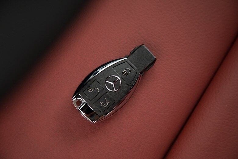 A chave mantém o estilo já visto há alguns anos nos modelos da marca, mas é presencial com partida por botão