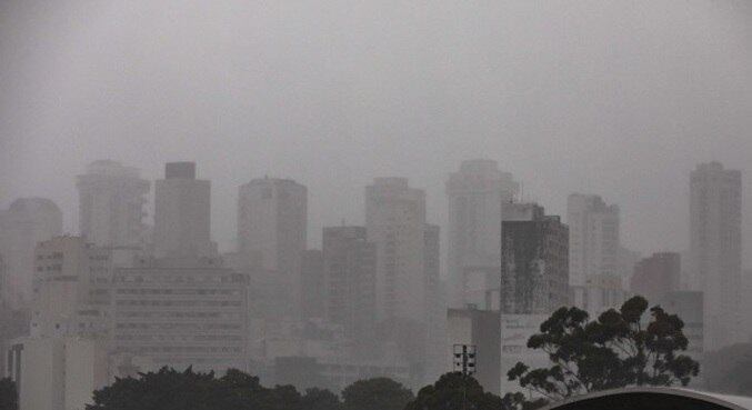 Presença de raios e fortes ventanias podem facilitas eventuais quedas de árvores