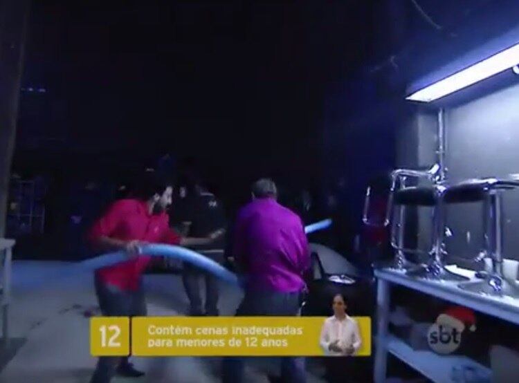 O trio saiu correndo pelo palco e entrou nos bastidores sem parar a confusão. A câmera correu atrás dos três