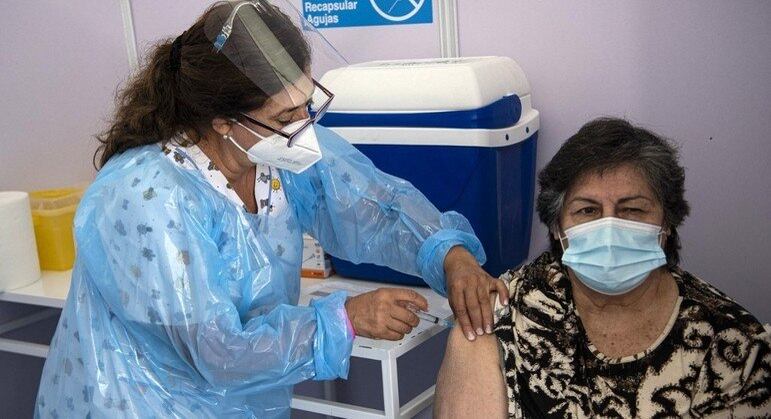 Chile passou a dar uma dose de AstraZeneca para imunizados com Coronavac