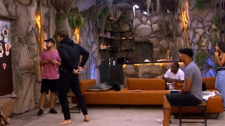 Mais uma vez, os Exilados puderam interferir na
dinâmica do jogo e dividiram os times para a Prova de Equipe. A
estratégia utilizada por eles foi deixar Pyong Lee e Thomaz em grupos
adversários. A galera do Exílio escolheu ainda Any como Comandante da Equipe
Rubi