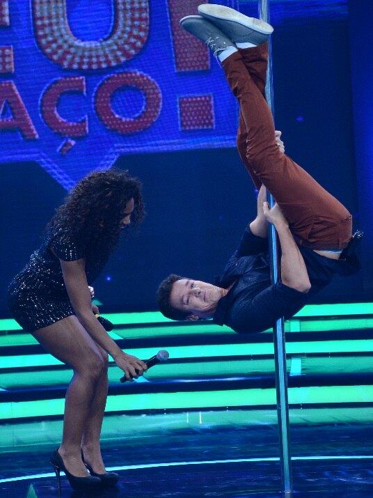 Durante a apresentação de Antonia Fontenelle no quadro Isso Eu Faço, o apresentador também quis mostrar que sabia fazer pole dance

+Veja em fotos a trajetória do apresentador Rodrigo Faro!

