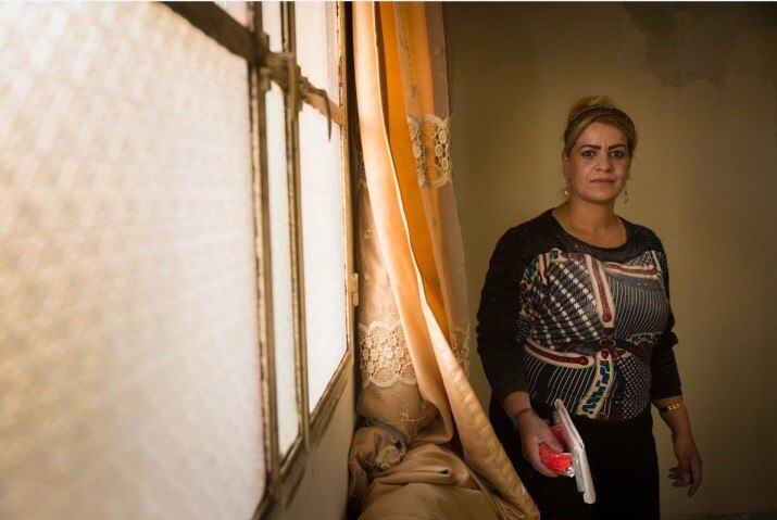 Khloud Kerbaj, de 32 anos, fugiu da Síria para Baalbeck, no Líbano quase 2 anos atrás, depois que
sua casa em Darya, subúrbio de Damasco, foi destruída em um bombardeio. 

Ela é
casada e seu marido, que foi diagnosticado com câncer assim que chegou ao Líbano, tem uma segunda esposa. 

Khloud não se registrou como refugiada quando
chegou ao país, pois os refugiados “oficiais” devem assinar um documento se
comprometendo a não trabalhar. A opção a impede de receber qualquer
tipo de auxílio governamental. 

Khloud é formada em Contabilidade, mas seu diploma
ficou na Síria. Hoje, ela trabalha como pintora e recebe cerca de R$ 71 (US$ 20) por dia — muito menos que um libanês que desempenha a mesma função.
Atualmente, 70% dos
refugiados sírios no Líbano vivem abaixo da linha da pobreza (R$ 13,74, ou US$ 3,84, por
dia) — um aumento de 49% em relação a 2014.

Apenas metade dos refugiados sírios
no Líbano é economicamente ativo. Políticas discriminatórias impostas pelo
governo libanês e a insuficiente ajuda internacional estão criando condições
para o abuso e a exploração das mulheres refugiadas sírias