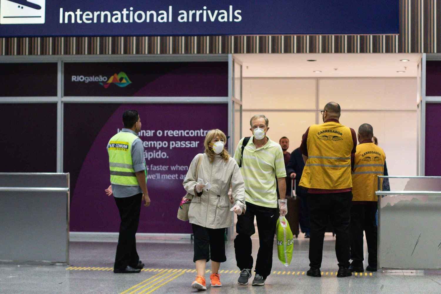 Passageiros usam máscaras no Aeroporto Internacional Tom Jobim (Galeão)