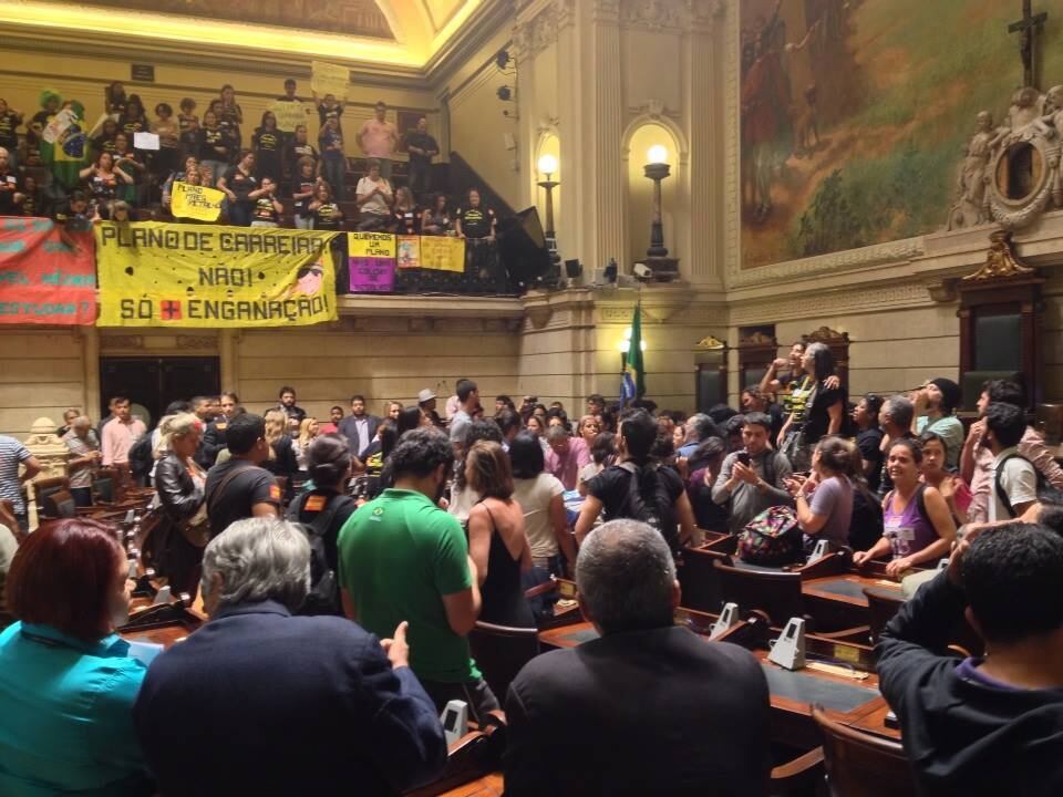 Professores ocuparam o plenário da Câmara para impedir votação de plano de carreira apresentado pela Prefeitura do Rio
