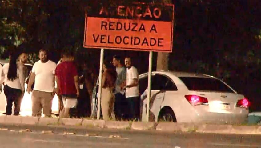 O youtuber Kleber Rodrigues de Moraes, o Klebim (sob a placa), ri ao deixar a prisão