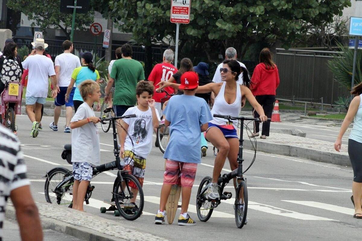 A atriz Ana Lima está com tudo! Fã de atividades físicas e vida saudável como é, ela aproveitou este domingo (11), Dia das Mães, para comemorar ao lado de seus filhos Tom e Davi. O passeio foi de bicicleta e patinete na orla do Leblon