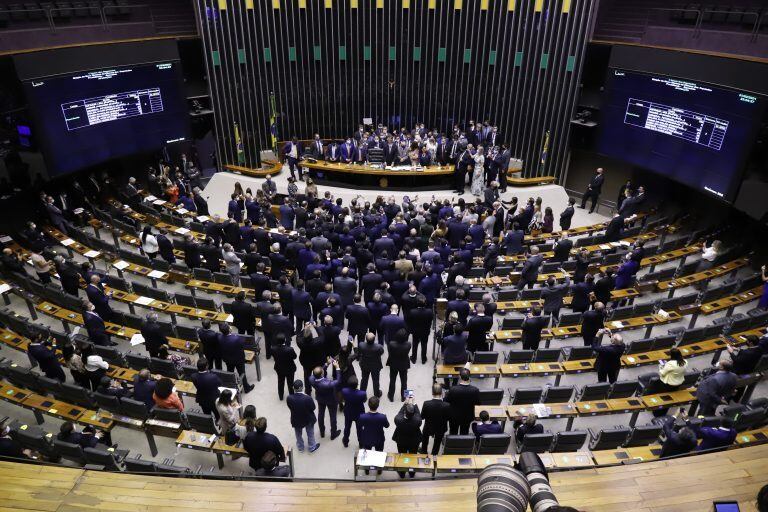 Plenário da Câmara lotado, para eleição do novo presidente da Casa, no início de fevereiro. Atividades presenciais estariam por trás do aumento de casos de Covid-19.