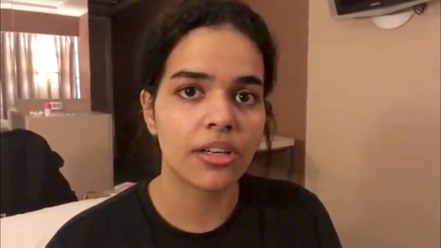 Rahaf, 18, diz que família a prendeu em casa e teme por sua vida