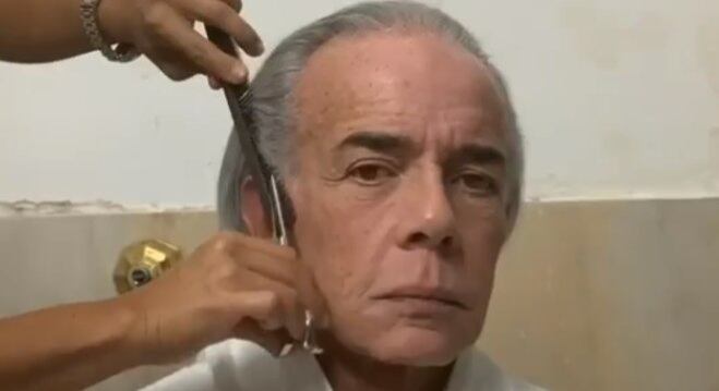 Chiquinho Scarpa apara cabelo e mostra passo a passo no Instgram