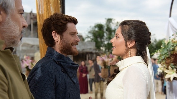 O casamento de Davi e Mical, interpretados por Cirillo Luna e Lina Mello, encantou o público na quinta temporada da série Reis. As gravações foram acompanhadas pelo site oficial, que ouviu o diretor de Arte da superprodução, Renato Chaves, e o figurinista, João Bertini. Eles deram detalhes sobre a escolha da decoração e dos modelos usados na celebração. Confira as curiosidades!