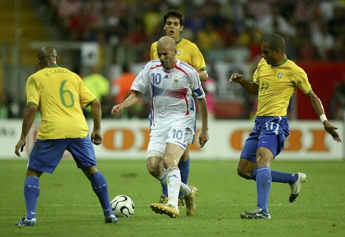 Os brasileiros voltaram a ter pesadelos com o camisa 10 em 2006, mais uma vez em uma Copa do Mundo. Nas quartas de final do Mundial da Alemanha, a seleção brasileira de Kaká, Adriano, Ronaldinho Gaúcho e Ronaldo não foi párea para Zidane, que acabou com o jogo. No 1 a 0 da França, o meia não marcou gol, mas deu até chapéu no Fenômeno, que passou despercebido ante ao talento do adversário...