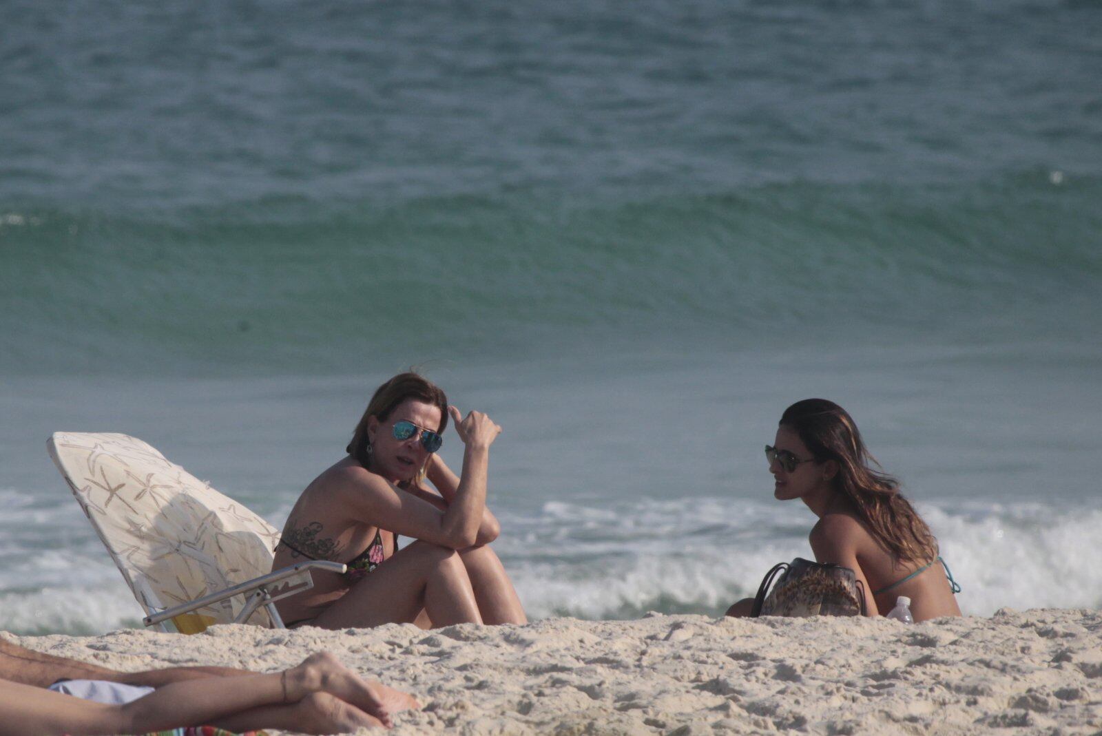 De biquíni fio-dental, Zilu reforça o bronzeado em praia carioca