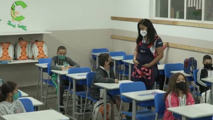 Nesta pandemia, a educação não foi considerada atividade essencial em muitos estados. Em vários municípios as aulas remotas continuam, mas o ensino a distância ainda está longe para muitos que não acessam a tecnologia